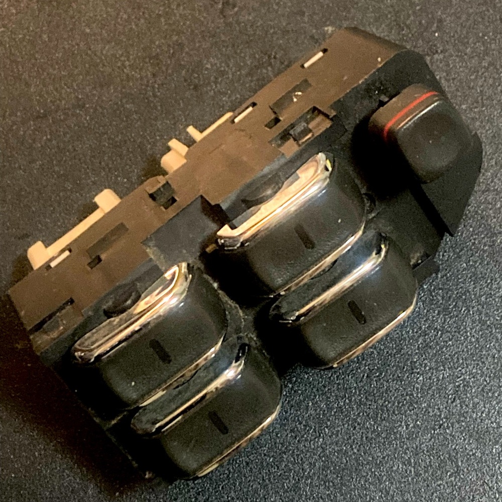 GM Genuine part 25668566 1997-1999 Cadillac DeVille Window Switch